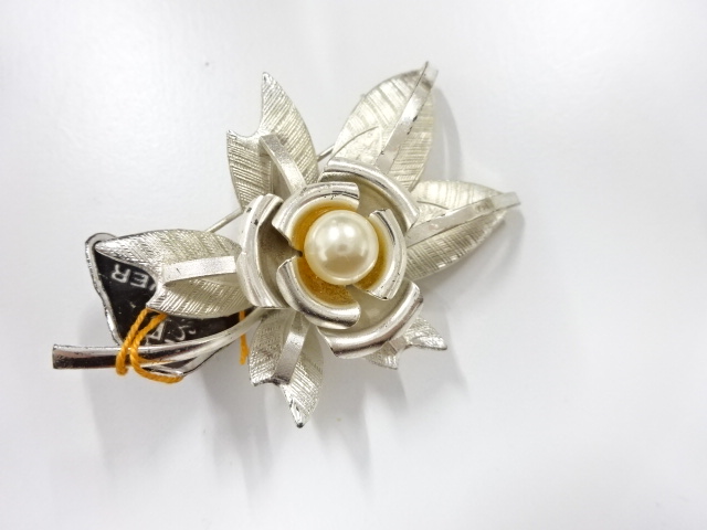 JAPANESE KIMONO / ANTIQUE OBIDOME (SASH CLIP) / PEARL